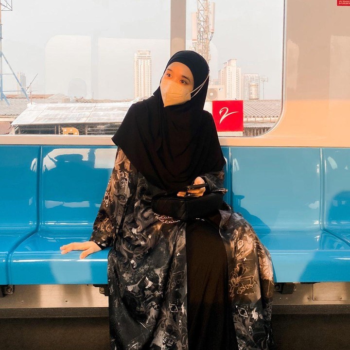 <p>Belum lama ini, aktris yang akrab dengan sapaan Bella menyita perhatian publik dengan gaya busananya saat menaiki transportasi umum di Jakarta, yakni MRT. (Foto: Instagram@laudyacynthiabella)</p>