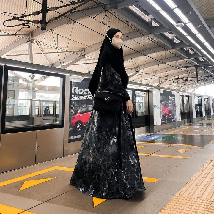 <p>Untuk Bunda berhijab yang masih bingung dalam memilih outfit untuk jalan-jalan naik MRT, mungkin bisa mengikuti gaya berpakaian seperti Bella. Saat menaiki MRT, Bella mengenakan busana Muslim gamis motif berwarna gelap dan dipadukan dengan jilbab syar'i polos. (Foto: Instagram@laudyacynthiabella)</p>