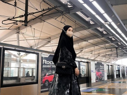5 Potret OOTD Laudya Cynthia Bella saat Naik MRT Jakarta