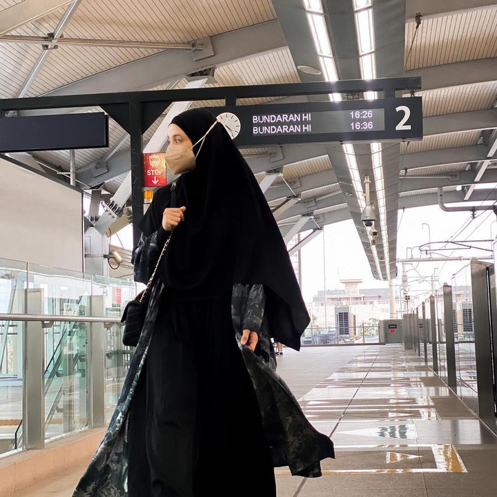 <p>MRT merupakan salah satu transportasi umum di Jakarta yang kerap ramai, baik mereka yang ingin mengunjungi suatu tempat atau hanya untuk sekedar foto-foto. Pasalnya, MRT menjadi salah satu spot foto yang cukup populer di Jakarta. Hal ini pun dilakukan Bella juga sambil memamerkan OOTD-nya (o<em>utfit of the day</em>). (Foto: Instagram@laudyacynthiabella)</p>