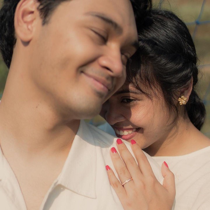 <p>Dalam akun pribadi, pasangan ini memamerkan potret cincin yang melingkar di jari manis. "<em>To the moon, and back again. til forever, and then again</em>," dikutip dari akun @gregoriamrska dan @mikha97. (Foto: Instagram @gregoriamrska dan @mikha97)<br /><br /><br /></p>