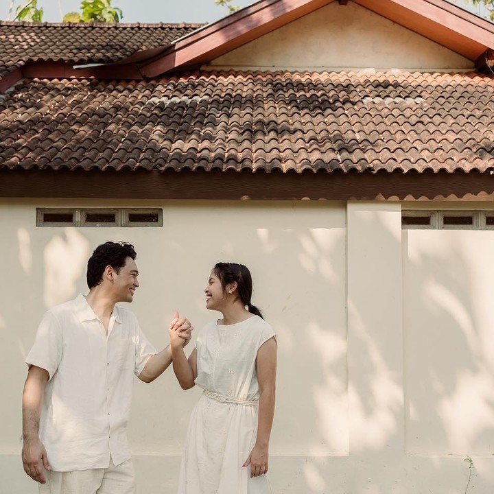 <p>Dalam potret tersebut, keduanya berpose mesra dengan pakaian putih sederhana. Pasangan ini terlihat manis, ya? (Foto: Instagram @gregoriamrska dan @mikha97)<br /><br /><br /></p>
