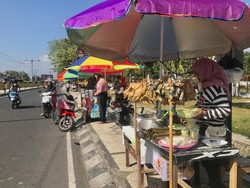 Idul Adha, Berkah bagi Pedagang Ketupat Dadakan di Mataram
