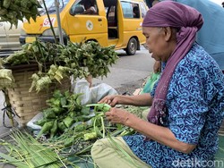 Pengrajin Cangkang Ketupat di Medan Banjir Orderan Jelang Idul Adha