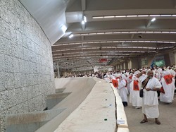 Momen Jemaah Haji Maktour Lempar Jumrah