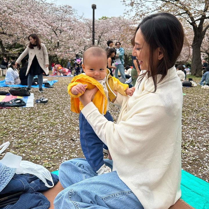 <p>Nadia kerap membagikan potretnya ketika jalan-jalan bersama Maka ketika berjalan-jalan di Negeri Sakura. Maka bahkan sangat anteng dan tidak rewel ketika dipangku olehnya. (Foto: Instagram: @nadsap)</p>