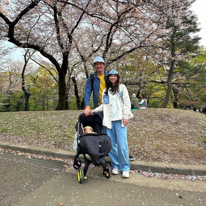 <p>Nadia dan keluarga juga berkesempatan untuk melakukan Hanami di bawah bunga sakura yang sedang mekar, Bunda. Hanami merupakan salah satu tradisi Jepang di mana mereka menikmati keindahan bunga, khususnya bunga sakura. (Foto: Instagram: @nadsap)</p>