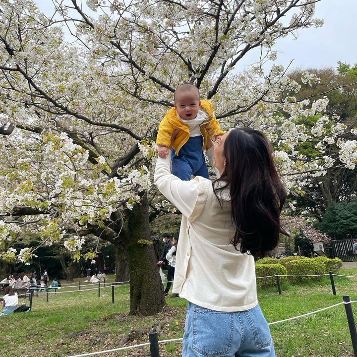 <p>"Si Maka senang banget digituin (gendong) ya, Nad," kata seorang netizen. "Terlalu gemasssss," kata netizen lainnya seraya menyisipkan emoticon hati. (Foto: Instagram: @nadsap)</p>