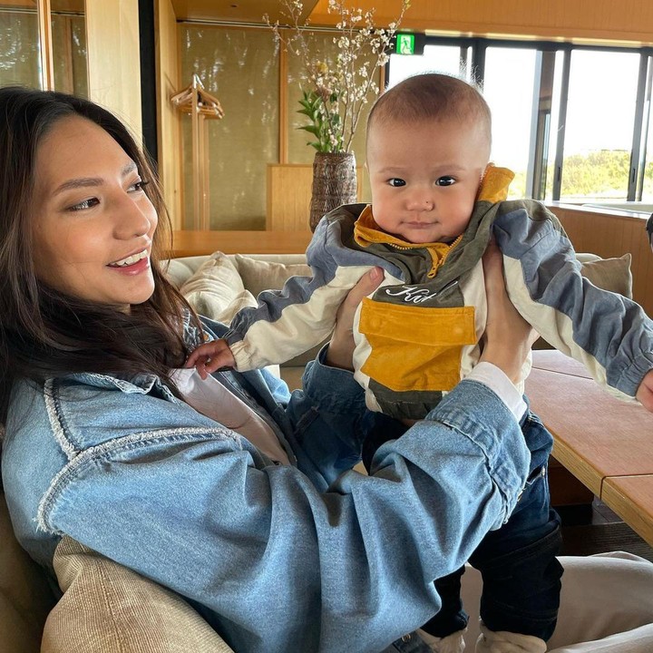 <p>Di usia Maka yang memasuki enam bulan, Nadia dan Mikael memutuskan untuk mengajaknya berlibur ke Jepang. Maka pun terlihat sangat senang, lho. (Foto: Instagram: @nadsap)</p>