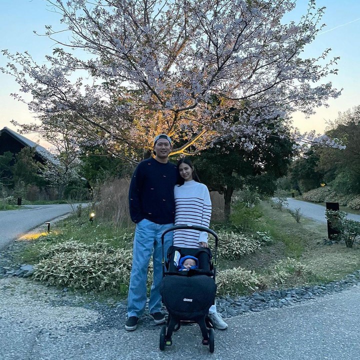 <p>Banyak netizen yang salah fokus dengan ekspresi wajah Maka saat melihat bunga sakura nih, Bunda. Tak sedikit dari mereka yang menyebut Maka terlalu membuat gemas. (Foto: Instagram: @nadsap)</p>
