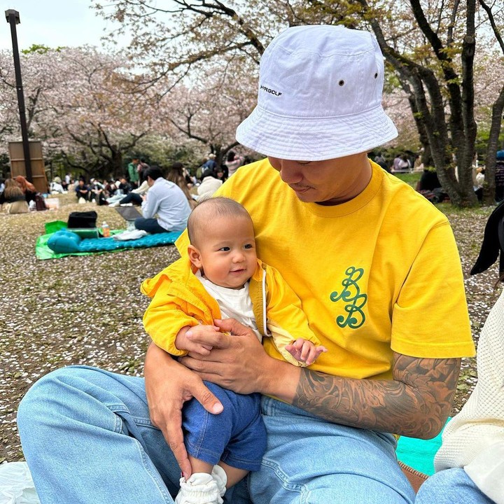 <p>Maka dan sang Ayah juga mengenakan baju dengan warna senada nih, Bunda. Kompak dan menggemaskan banget, ya! (Foto: Instagram: @nadsap)</p>