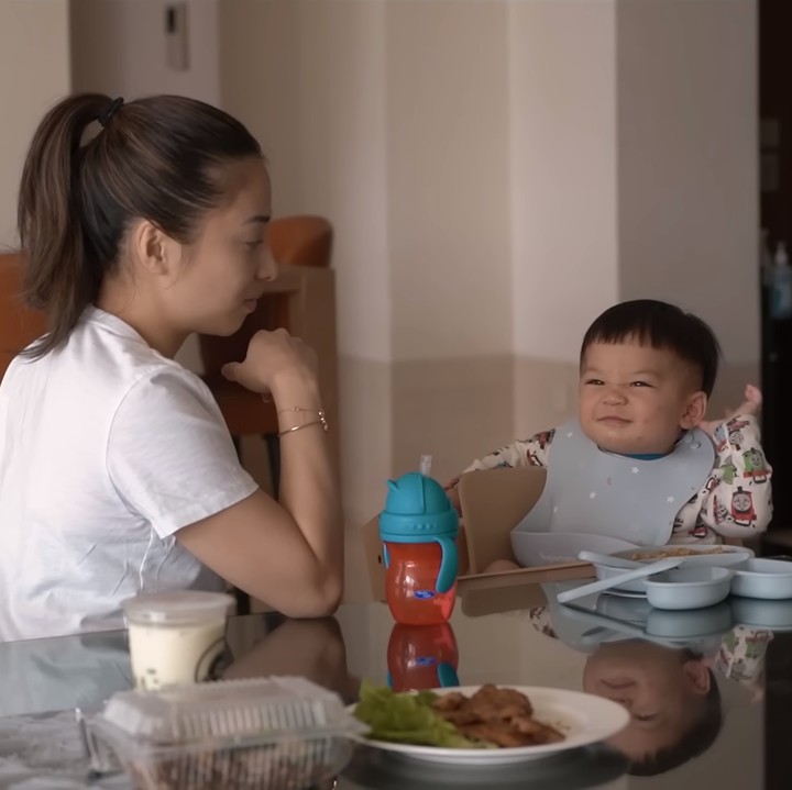 <p>Dengan sabar, Nikita Willy menunggu Issa hingga menyelesaikan makanannya. Setelah itu, Nikita baru melanjutkan kegiatannya yang lain. (Foto: YouTube Nikita Willy Official)</p>