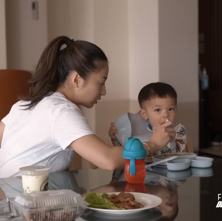 <p>Pada keesokan harinya, Nikita terlihat menyuapi Issa nih, Bunda. Issa sudah mulai mau menerima makanan yang diberikan dan tidak takut saat makan. (Foto: YouTube Nikita Willy Official)</p>