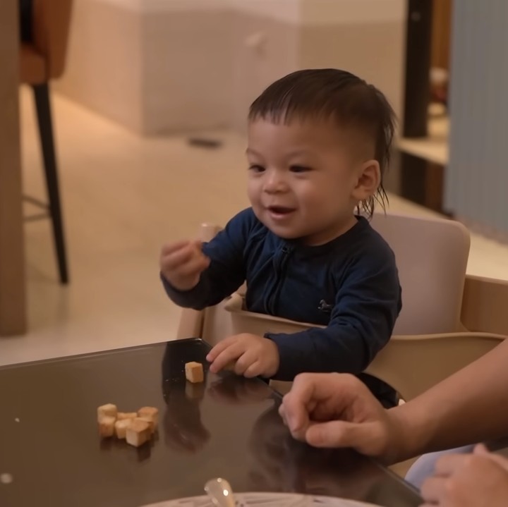 <p>Nikita sempat membagikan momen ketika dirinya menunggu Issa yang sedang makan pada kanal YouTube-nya, Bunda. Issa terlihat tenang ketika duduk di kursi makannya. (Foto: YouTube Nikita Willy Official)</p>