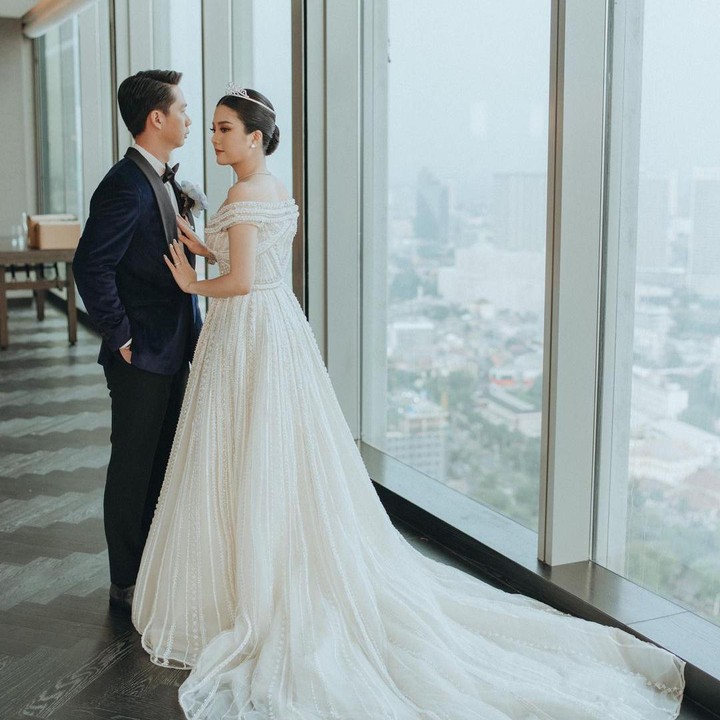<p>Gaun Valencia terurai panjang hingga menyeret di lantai, Bunda. Ia juga menyempurnakan penampilannya dengan rambut yang dicepol dan mahkota di kepala. (Foto: Instagram: @valenciatanoe)</p>
