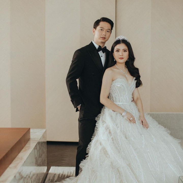 <p>Pada <em>look</em> kedua, Valencia mengubah penampilannya dengan rambut yang diurai. Sang suami juga berganti pakaian dengan jas hitam rancangan Wong Hang. (Foto: Instagram: @valenciatanoe)</p>