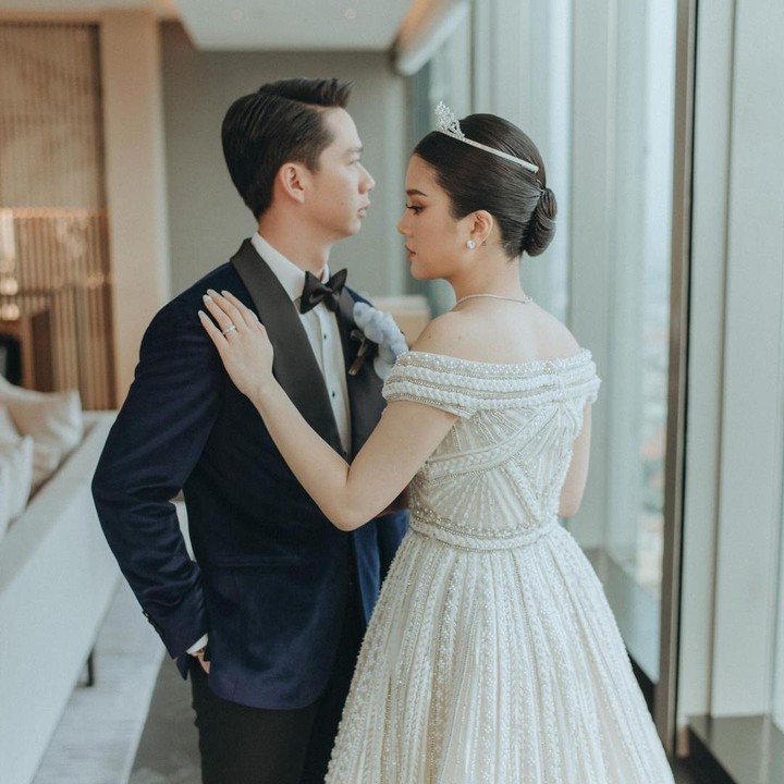 <p>Valencia terlihat cantik dengan gaun putih mewah rancangan Elie Saab. Sementara itu, Kevin mengenakan jas bludru warna navy yang dilengkapi dengan dasi kupu-kupu. (Foto: Instagram: @valenciatanoe)</p>