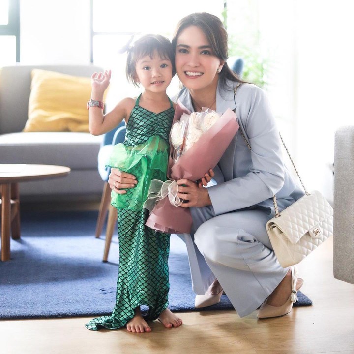 <p>"Aku selalu kagum pada hal-hal yang kamu lakukan. Aku suka melihat kamu tumbuh menjadi gadis yang percaya diri. Jangan pernah berpikir kamu sendirian. Aku selalu di sini untukmu selama aku bernapas. Aku mencintaimu dan akan tetap menjadi Ibu yang bangga," ungkapnya dengan Bahasa Inggris. (Foto: Instagram: @shandyaulia)</p>