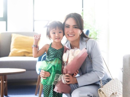 7 Potret Terbaru Claire Anak Shandy Aulia Tampil Jadi Mermaid, Makin Pintar dan Berani