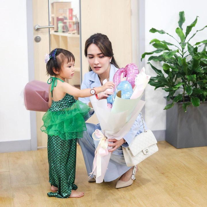 <p>"Inget banget netizen yang suka bilang si rambut jagung. Akhirnya Claire rambutnya bagus banget. Padahal kalau bayi rambutnya jagung gedenya bagus lurus tebal," kata seorang netizen. "Claire rambutnya sudah tambah tebal ya, lebih cantik," jelas netizen lainnya dengan emoticon hati.  (Foto: Instagram: @shandyaulia)</p>