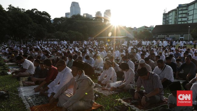 Keputusan Masjid Al-Azhar ini berbeda dengan keputusan pemerintah hingga ormas Islam seperti NU dan Muhammadiyah.