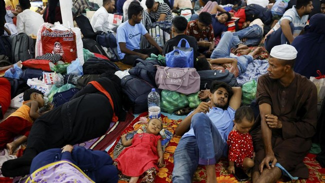 FOTO: Ramai-ramai Warga Bangladesh Mudik Rayakan Idul Adha