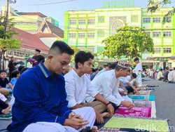 Ribuan Warga Salat Idul Adha di Halaman RS Roemani Semarang