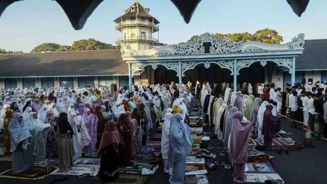 Sholat Idul Adha memiliki syarat dan rukun yang tidak berbeda dengan sholat lainnya. Simak jumlah rakaat sholat Idul Adha dan tata caranya.