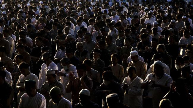 Ketika shalat berjamaah, imam akan membacakan Al-Fatihah dan surat pendek. Lantas, apakah makmum wajib membaca Al Fatihah saat shalat berjamaah?