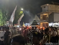 Meriahnya Warga Demak Sambut Kirab Tumpeng 9 di Malam Idul Adha