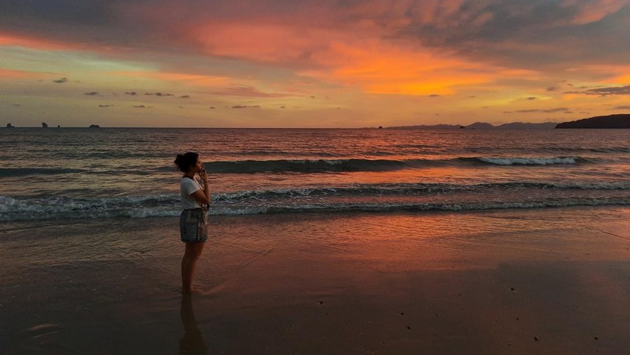 Sunset Pantai Ao Nang Sunset indah dari pantai Ao Nang, Krabi, Thailand
