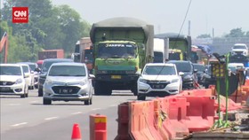 VIDEO: Puncak Arus Mudik Iduladha, Tol Japek Masih Ramai Lancar