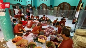 VIDEO: Masjid Jogokaryan Bagikan Ribuan Daging Kurban Pakai Besek