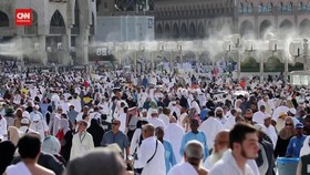 VIDEO: Melihat Semprotan Air 'Bantu' Jemaah Haji Hadapi Panas di Saudi
