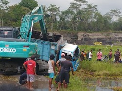 Truk Terguling di Kubangan Klaten, Kernet Tewas Tertimbun Pasir