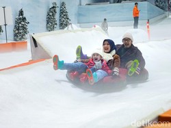 Nyes! Hujan Salju di Trans Snow World Bekasi, Cek Hujan Promo Tiket Bundling-nya!
