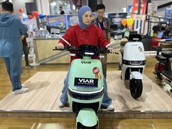 Cerita Tya Ariestya Pelihara Motor Listrik, Ngecas Cuma Rp 2.500