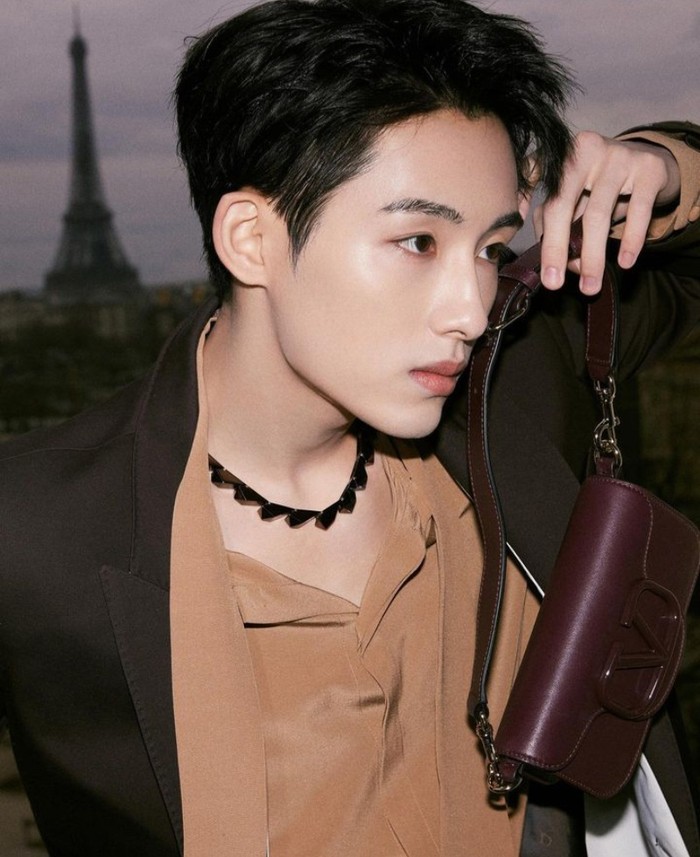 Winwin, anggota NCT yang aktif dengan sub-unit WayV, juga sempat menarik perhatian dunia maya setelah hadir dalam acara Valentino’s FW23 Show in Paris pada Maret lalu/Foto: instagram.com/nct