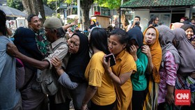 FOTO: Ceria Warga Mengantre Daging Kurban di Masjid Cut Mutia
