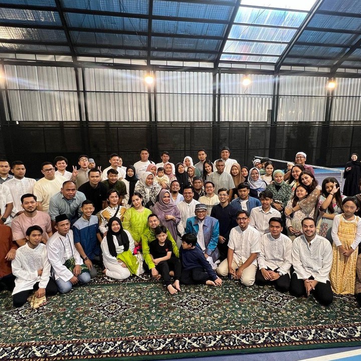 <p>Pasangan artis Raffi Ahmad dan Nagita Slavina merayakan Idul Fitri di kediaman mereka di Andara. Raffi dan Nagita menyulap lapangan tennis dekat rumahnya untuk tempat salat Idul Adha bersama keluarga dan karyawan. (Foto: Instagram @raffinagita1717)</p>