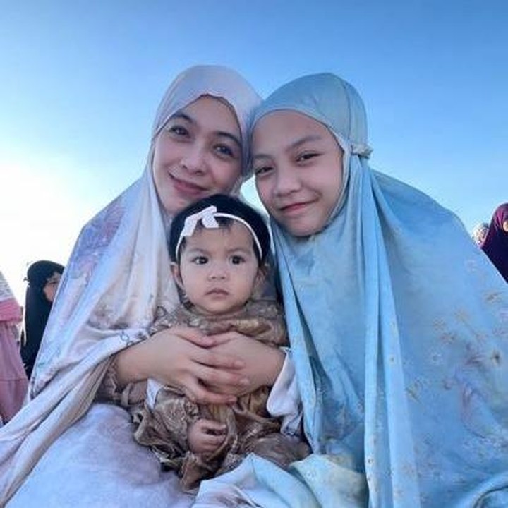 <p>Aktris Dian Ayu membagikan momen saat salat Idul Adha bersama dua putrinya. Istri Ananda Omesh ini terlihat duduk mengenakan mukena sambil menggendong putri bungsunya, Btari Bulan Anandayu. (Foto: Instagram @dianayulestari)</p>
