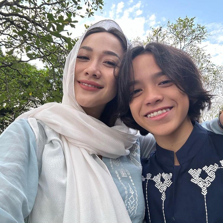 <p>Artis Bunga Citra Lestari merayakan Idul Adha bersama putra semata wayangnya, Noah Sinclair. Wanita 40 tahun ini mengunggah kebersamaannya dengan Noah di media sosial. Keduanya kompak mengenakan pakaian bernuansa biru dan putih, Bunda. (Foto: Instagram @bclsinclair)</p>