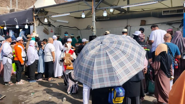 Saudi mengumumkan lebih dari 2.000jemaah haji alami heat stress akibat panas ekstrem di sana.