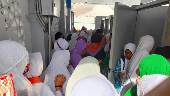 Toilet umum yang antreannya mengular hingga tenda yang tidak mencukupi adalah masalah yang harus dihadapi jemaah haji asal Indonesia di Mina, Arab Saudi.
