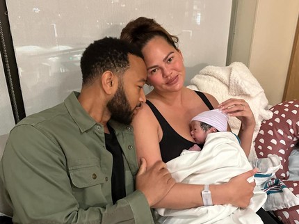 John Legend dan Chrissy Teigen Dikaruniai Anak Keempat Lewat Ibu Pengganti