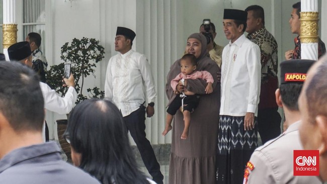 Presiden Jokowi melayani permintaan foto bersama dari masyarakat usai melaksanakan ibadah salat Idul Adha di Gedung Agung, Yogyakarta, Kamis (29/6).