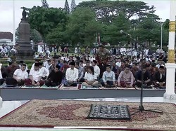 Jokowi Hingga Anwar Usman Tunaikan Salat Idul Adha di Halaman Gedung Agung