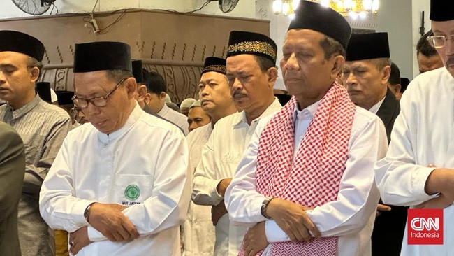 Menkopolhukam Mahfud MD melaksanakan salat Iduladha di Masjid Agung Jawa Tengah, Semarang.