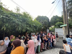 Warga Rela Antre Panjang demi Daging Kurban di Masjid Baiturrahman Jakbar