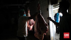 FOTO: Kesibukan Rumah Potong Hewan Kurban di Jakarta